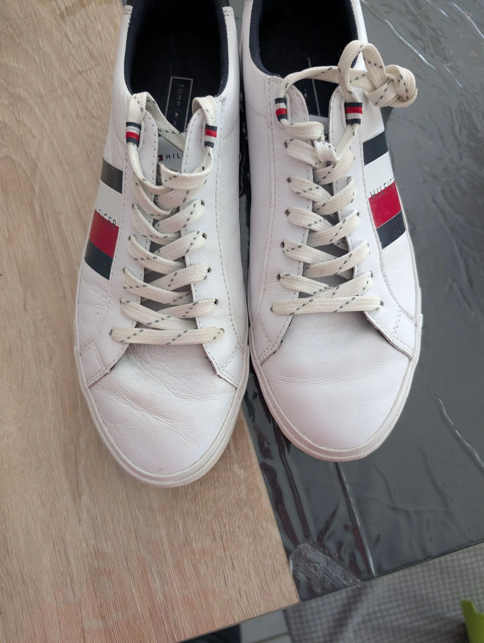 Très belle Baskets Tommy Hilfiger Flag Detail Leather Sneaker Blanc Taille 43